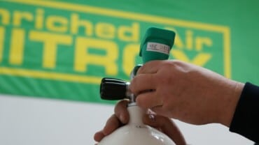 Bei einer Tauchflasche wird der EANx Nitrox Anteil gemessen.
